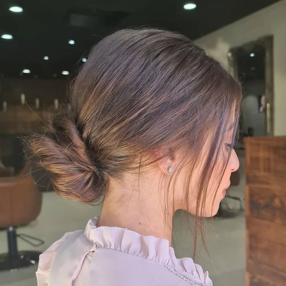 Chignon bas torsadé façon roulé à la cannelle