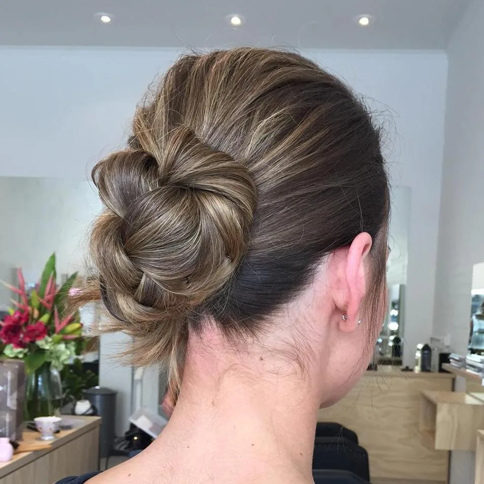 Chignon bas tressé et relâché à la nuque