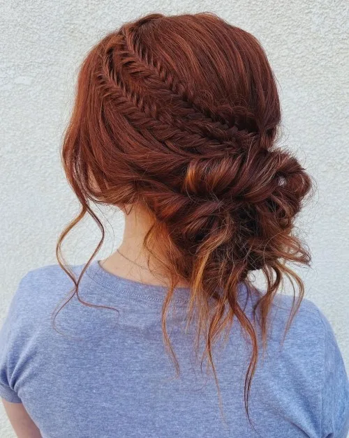 Chignon bas volontairement décoiffé avec mèches libres