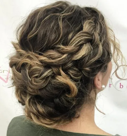 Chignon flou associé à une tresse couronne autour de la tête