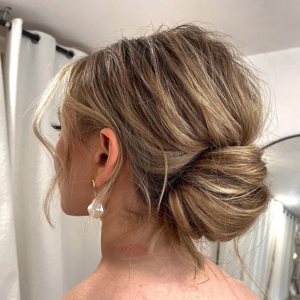 Chignon flou avec volume à la couronne et texture vécue