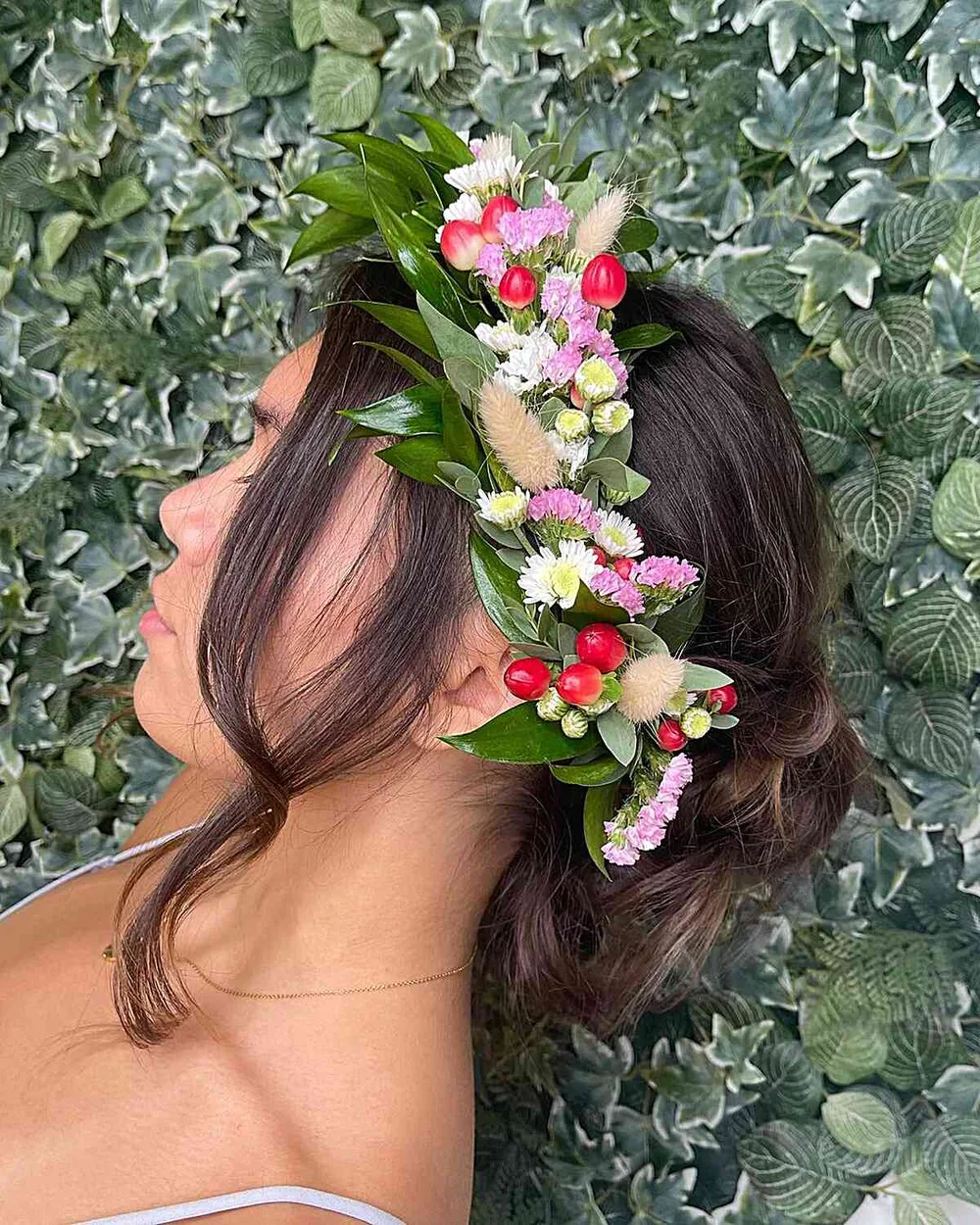 Chignon flou bohème avec une couronne de fleurs