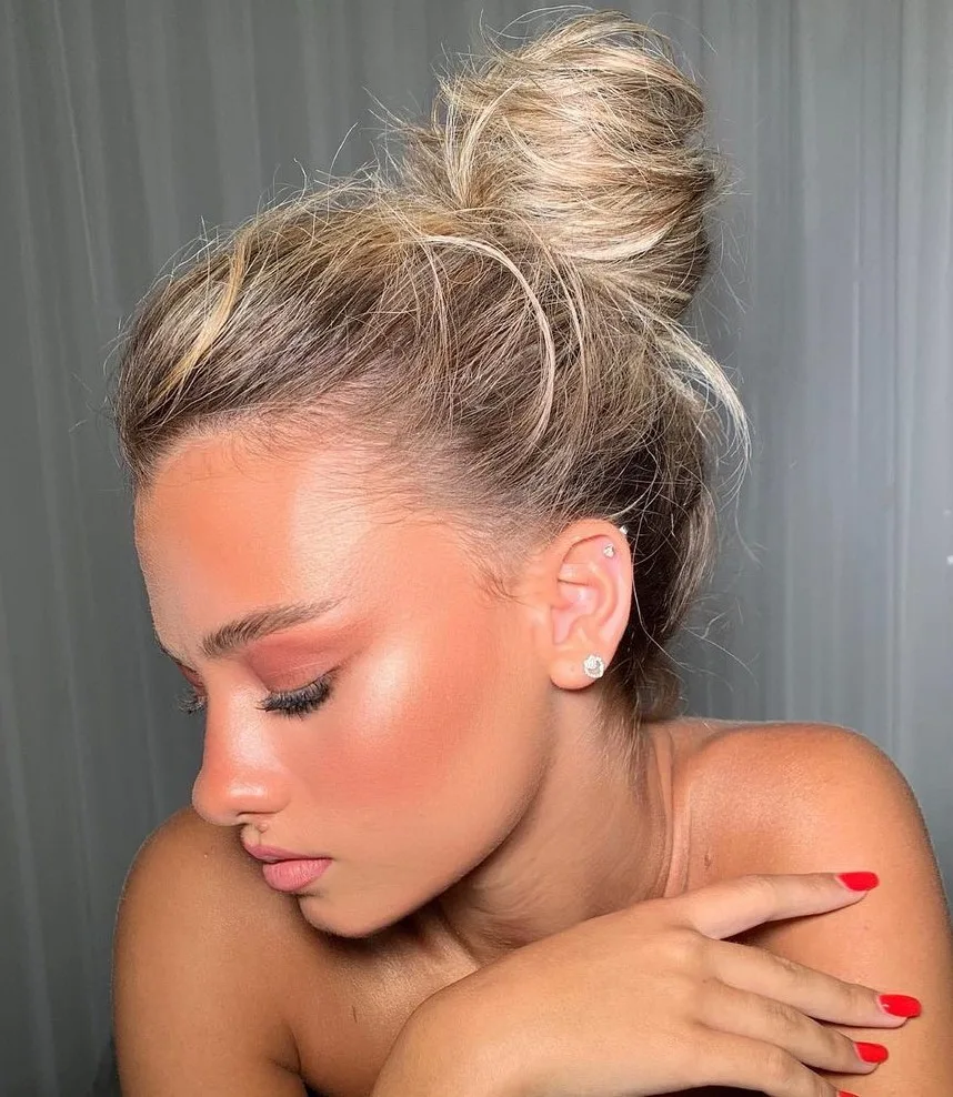Chignon flou décoiffé perché haut sur le crâne