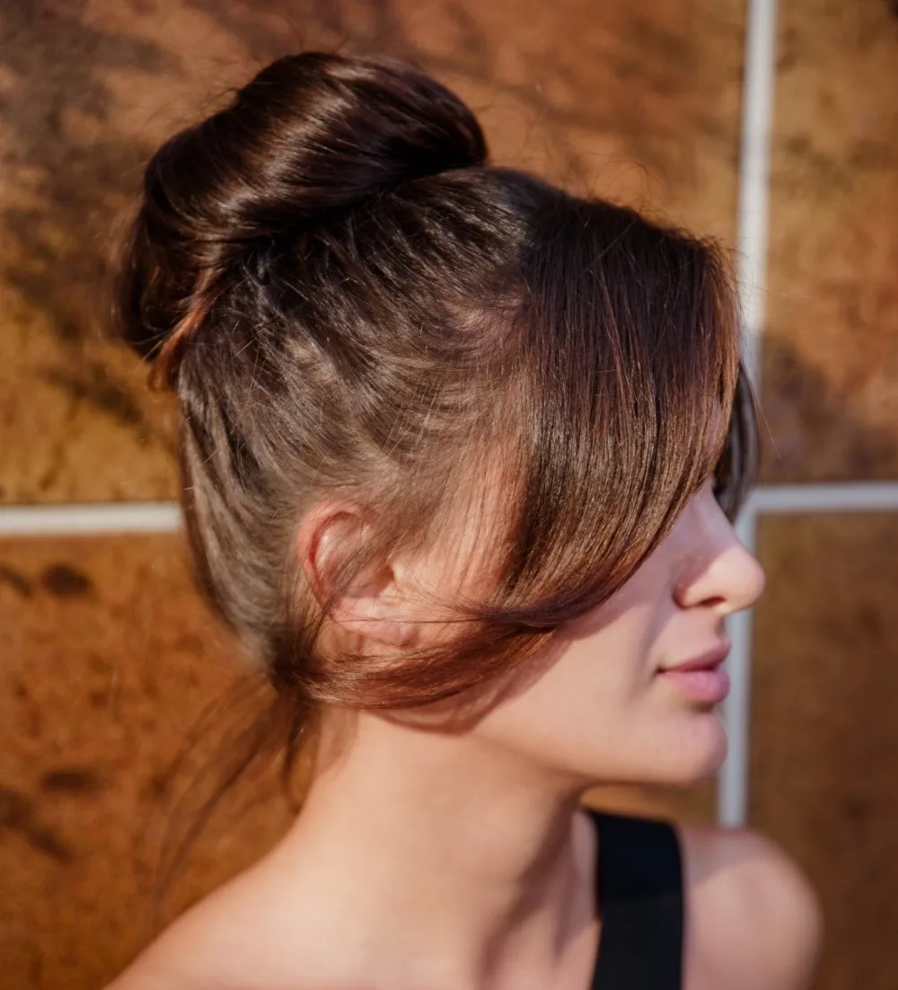 Chignon flou ondulé avec mèches libres