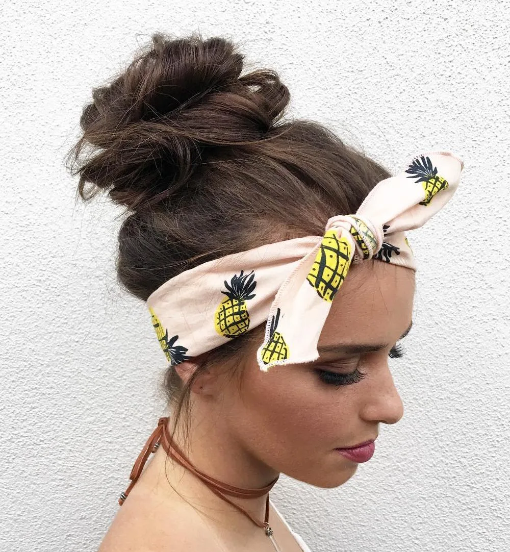 Chignon flou relevé avec un foulard imprimé