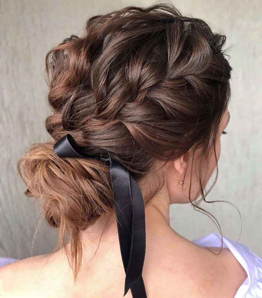 Chignon flou tressé orné d'un ruban