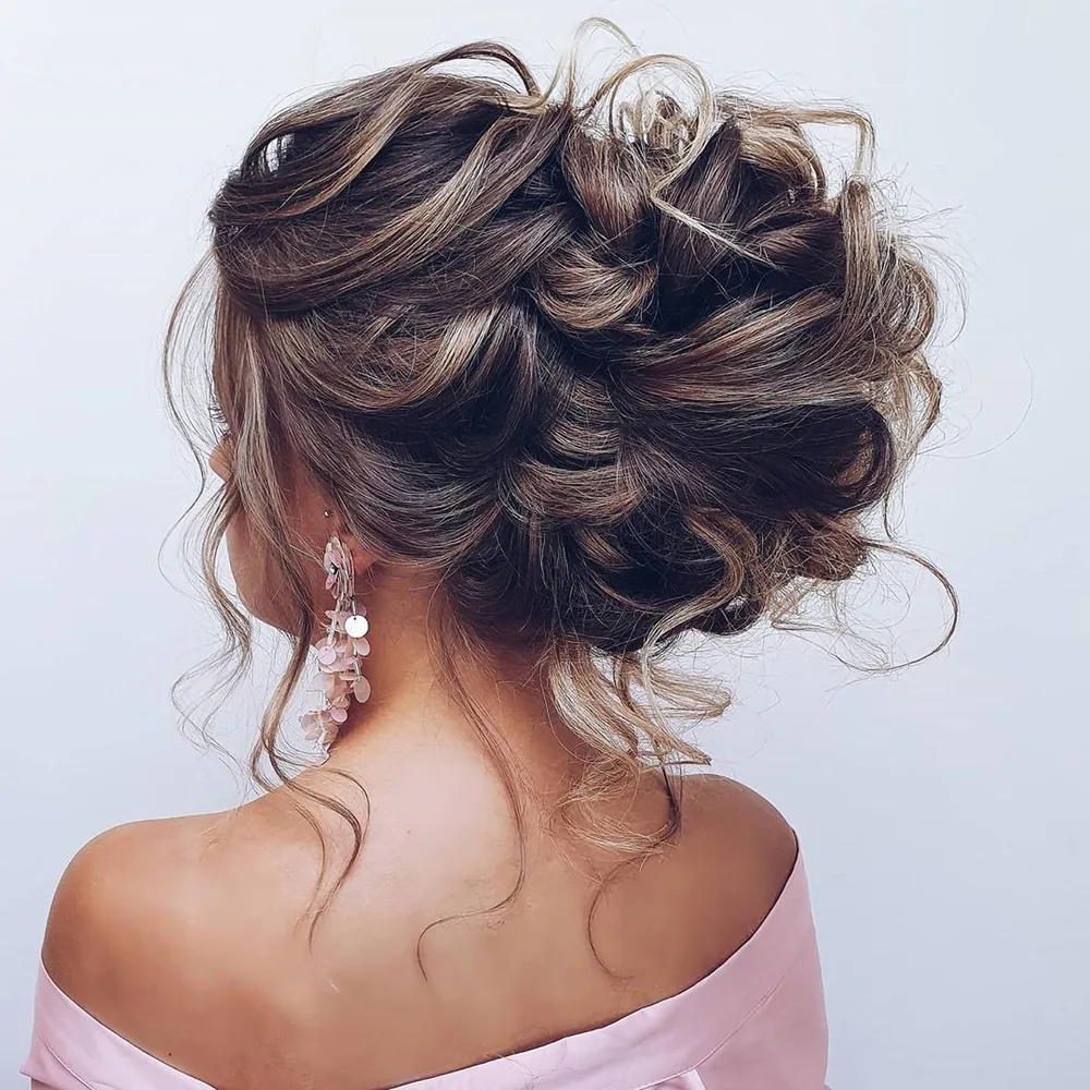 Chignon flou volumineux aux boucles libres