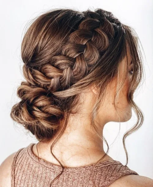 Chignon graphique entièrement construit en tresses