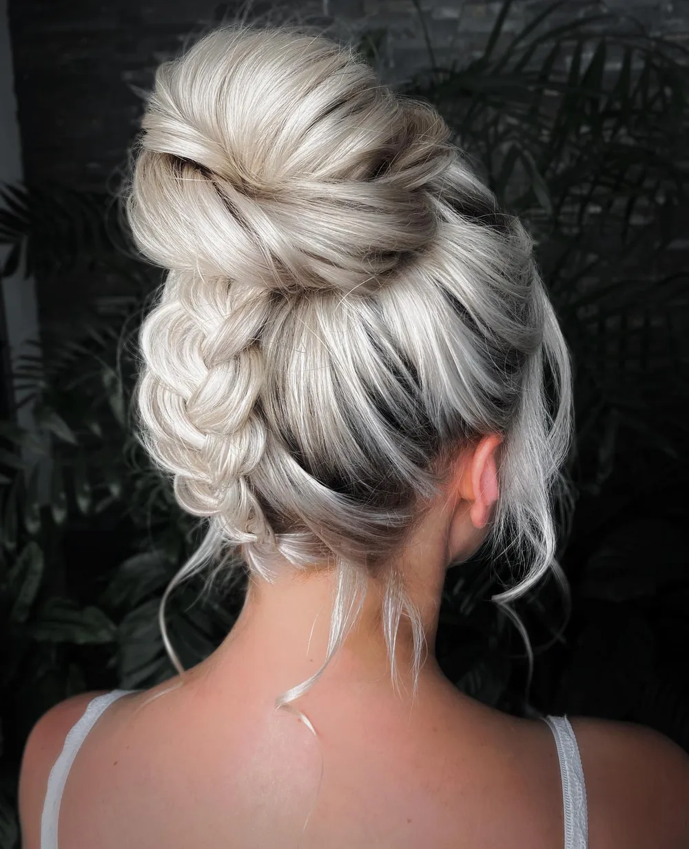 Chignon haut avec tresse hollandaise inversée à l'arrière
