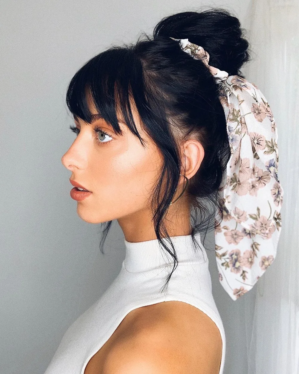 Chignon haut flou noué d'un foulard de saison