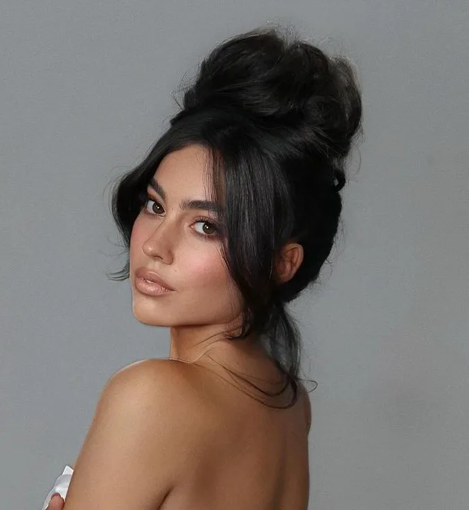 Chignon haut perché et volumineux dégageant le cou
