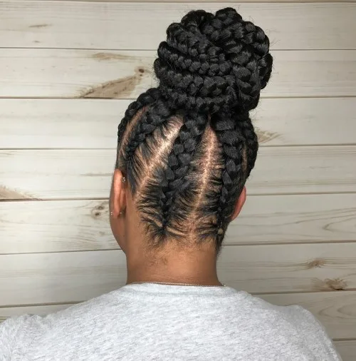 Chignon haut réalisé en tresses épaisses