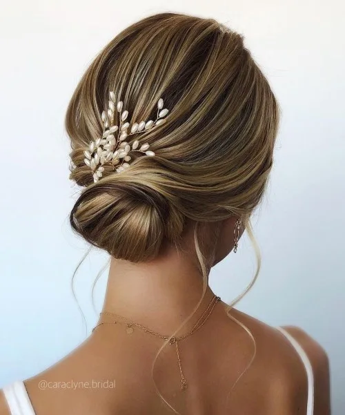 Chignon souple parsemé d'épingles à perles nacrées