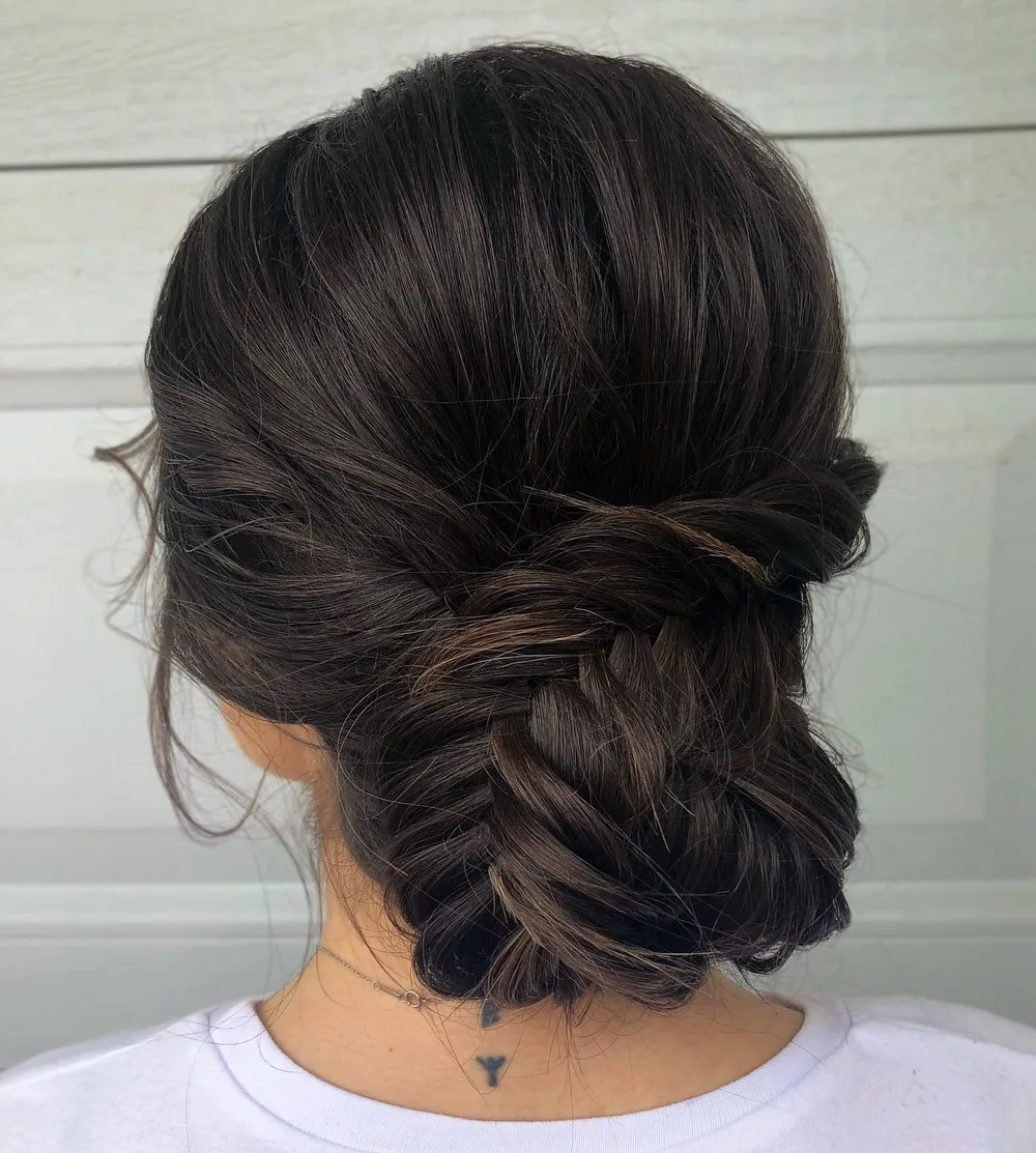 Chignon texturé enroulé d'une tresse épi