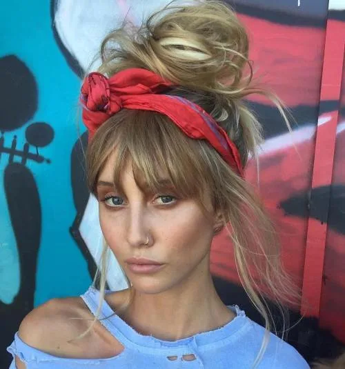 Chignon vite fait habillé d'un foulard imprimé