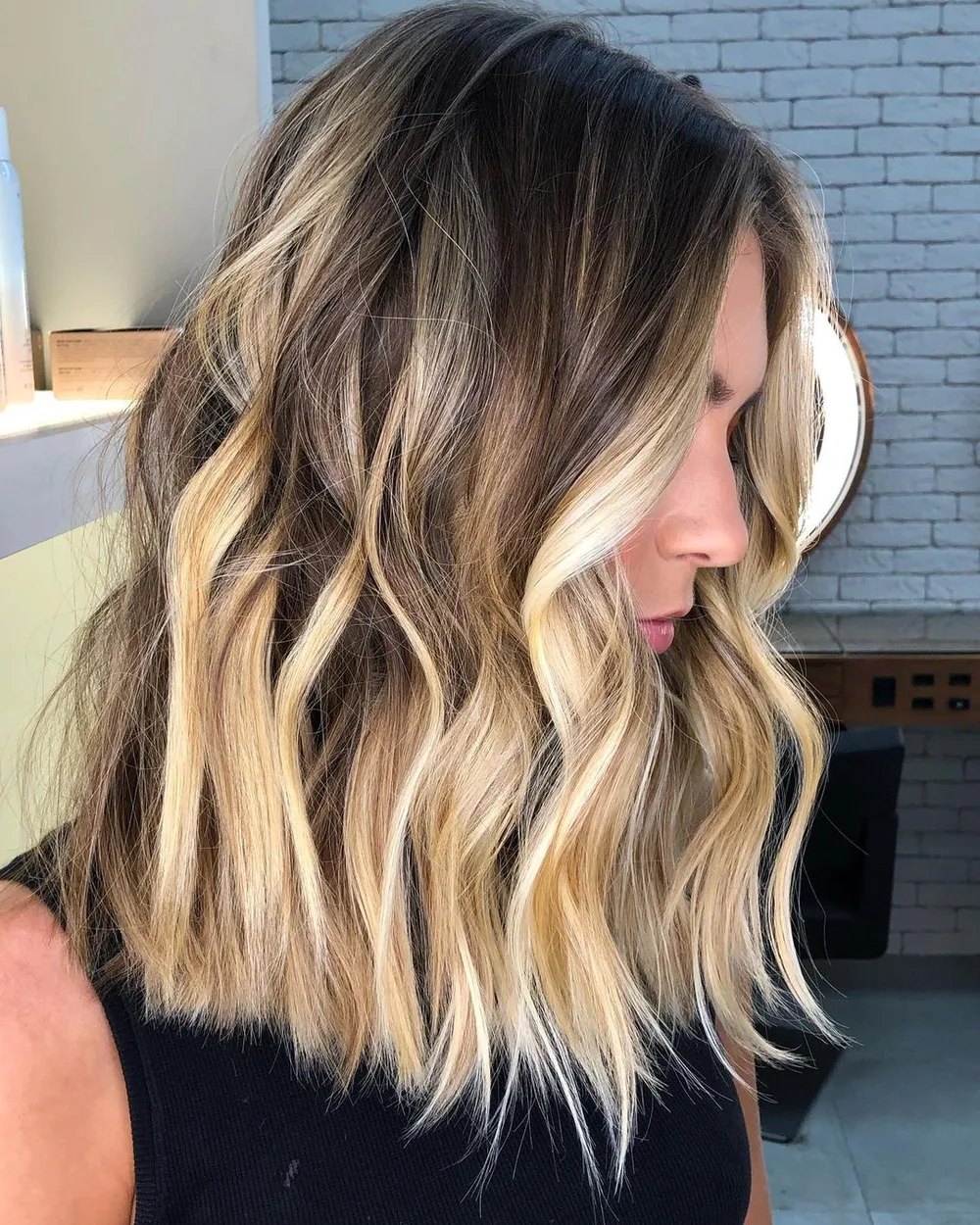 Coiffure mi-longue à hauteur de clavicule sur cheveux épais