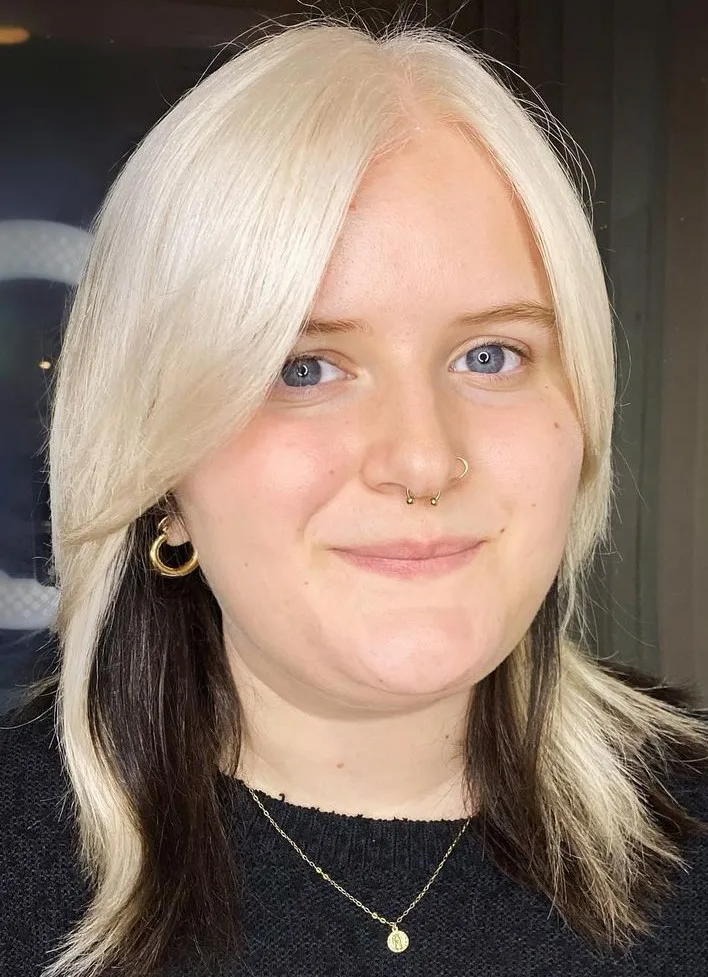 Color blocking blond platine et brun foncé avec frange effleurant les pommettes