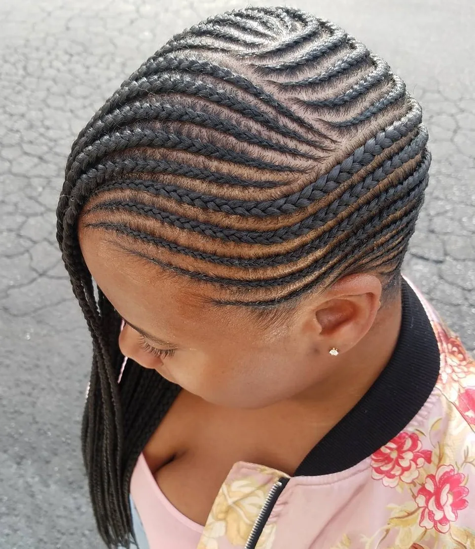 Cornrows asymétriques balayées sur le côté