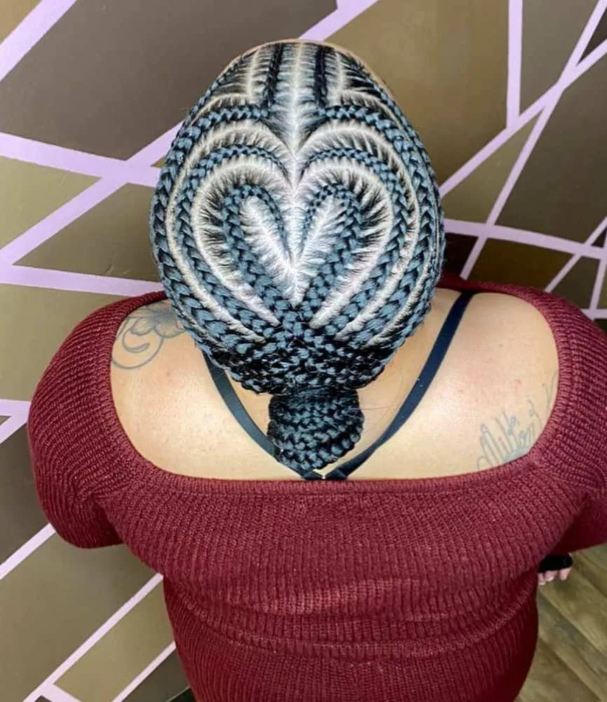 Cornrows en motif cœurs se terminant en chignon bas