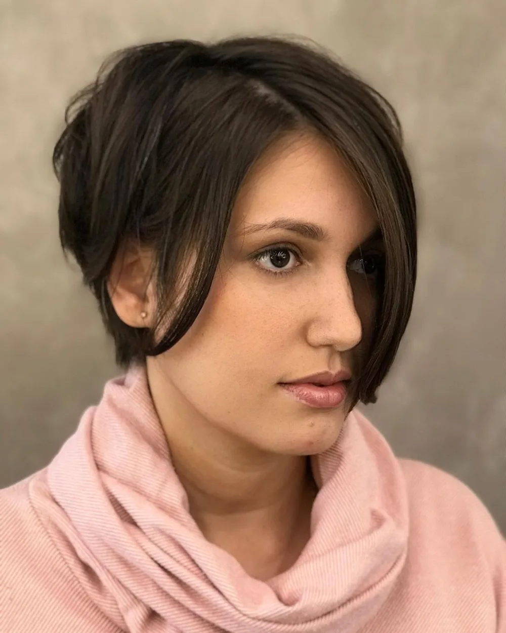 Coupe asymétrique à côtés longs et nuque graduée