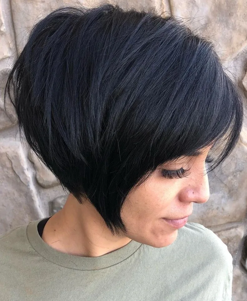 Coupe asymétrique angulaire à frange dégradée