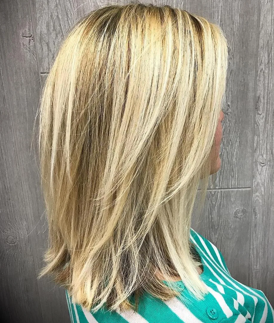 Coupe aux épaules blond doré avec couches wispy fines et légères