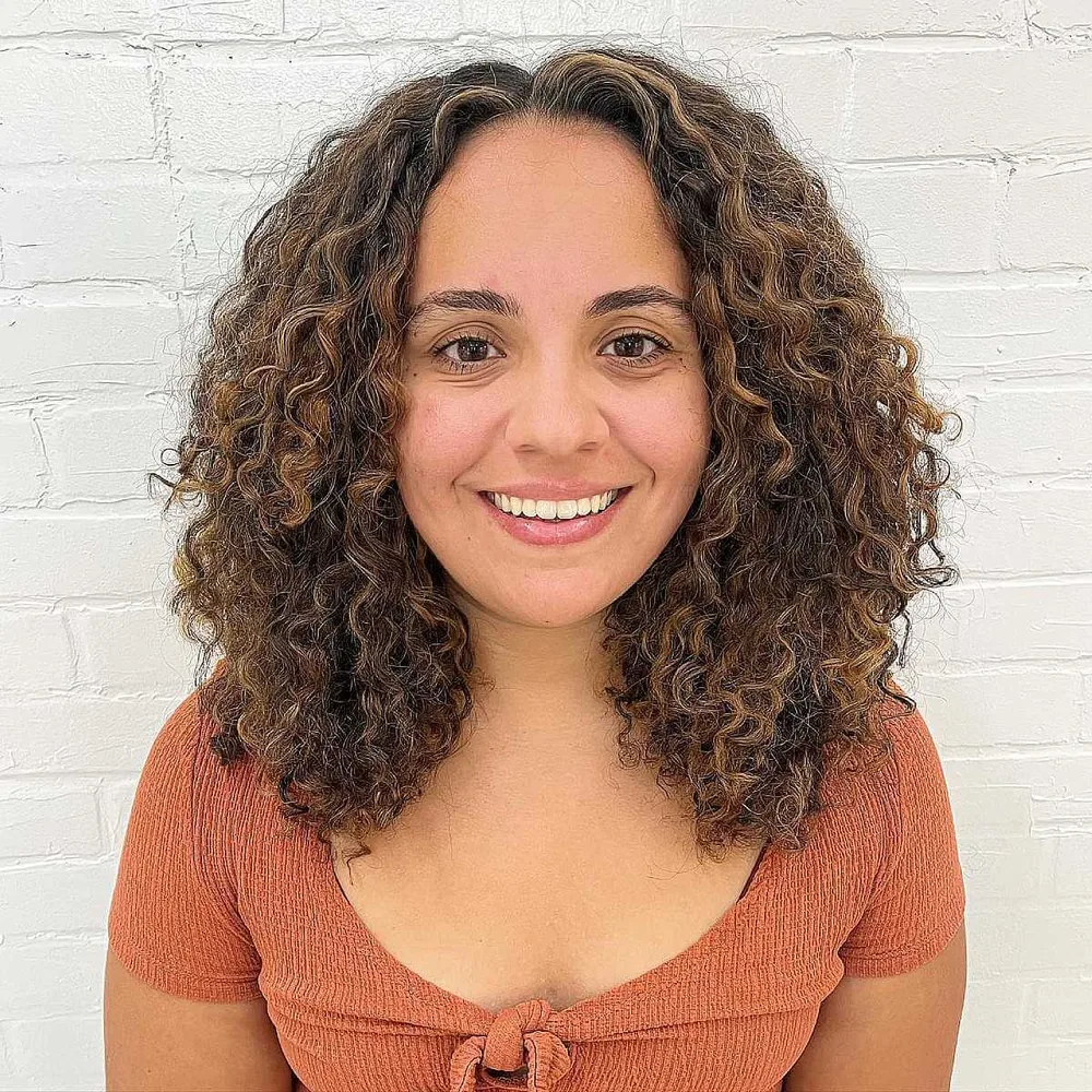 Coupe bouclée mi-longue sur cheveux épais naturellement frisés