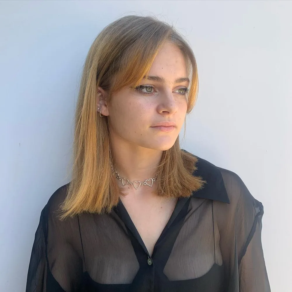 Coupe droite aux épaules avec longue frange sur cheveux fins raides