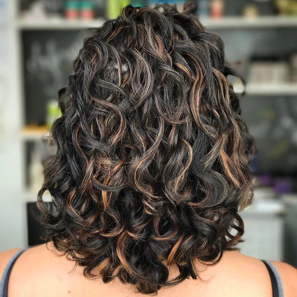Coupe en U bouclée noire aux reflets cuivrés