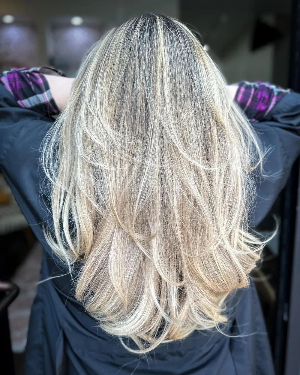 Coupe en U sur cheveux longs avec forme arrondie à l'arrière et couches douces