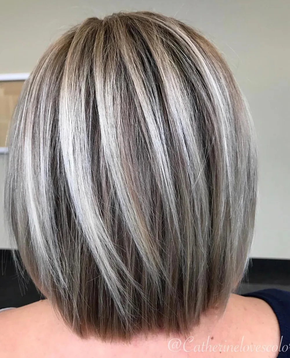Coupe mi-longue bi-color avec base sombre et reflets clairs contrastés
