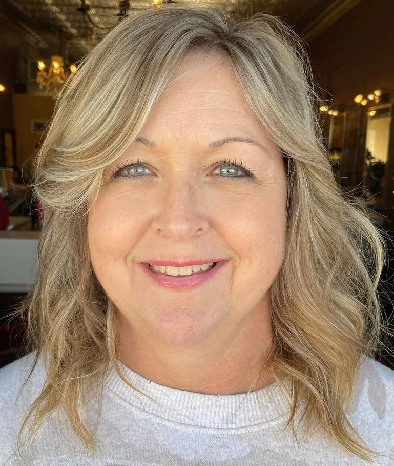 Coupe mi-longue en beach waves avec mèches encadrantes