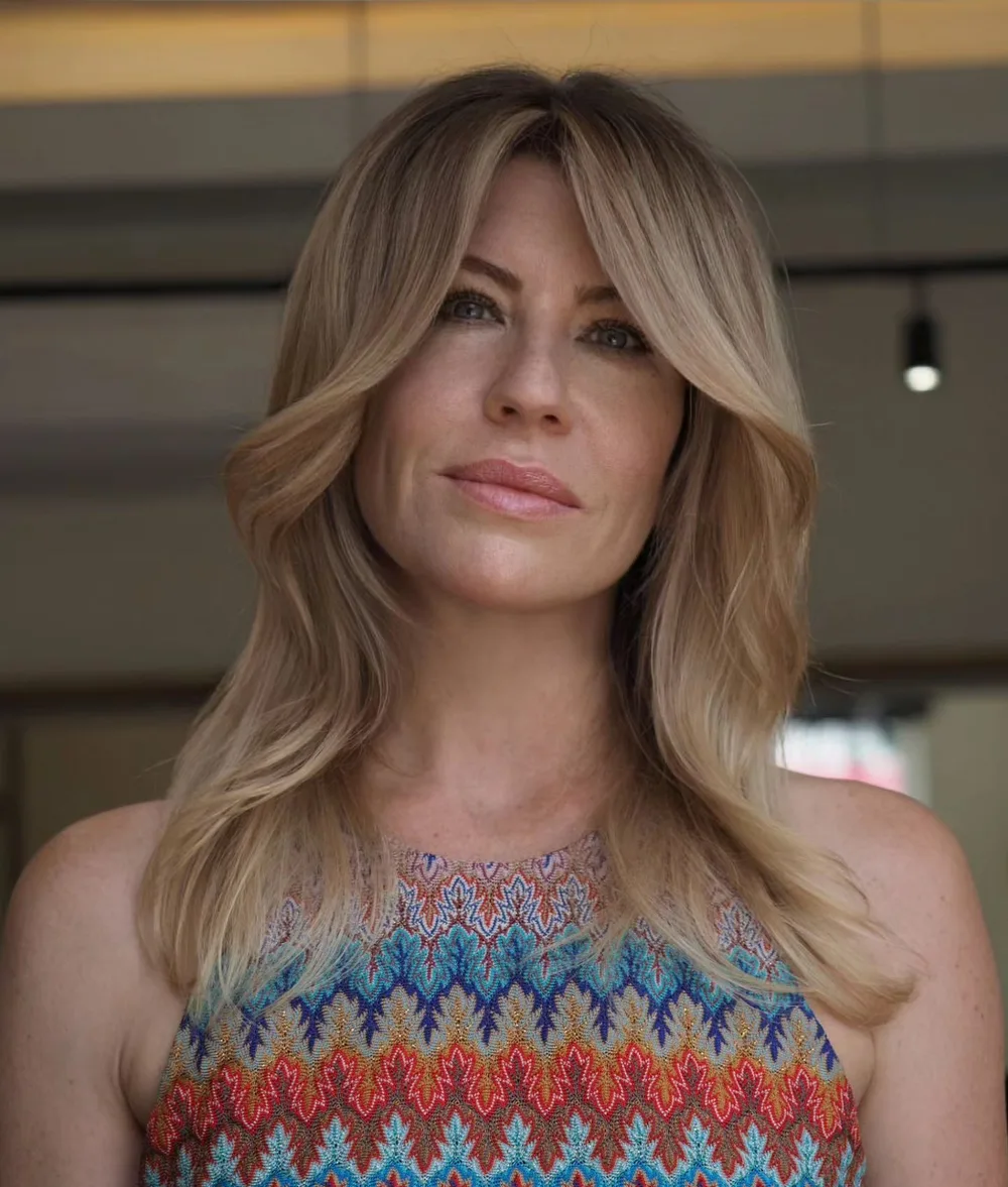Coupe mi-longue fluide avec dégradé doux et balayage blond