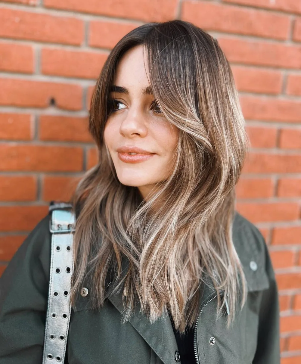 Coupe mi-longue texturisée avec couches et balayage fondu