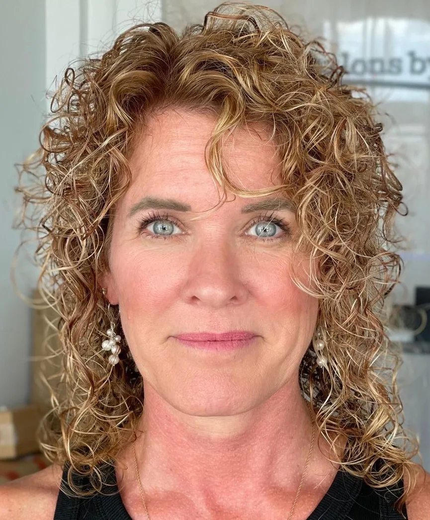 Coupe permanentée mi-longue aux boucles souples sur cheveux fins