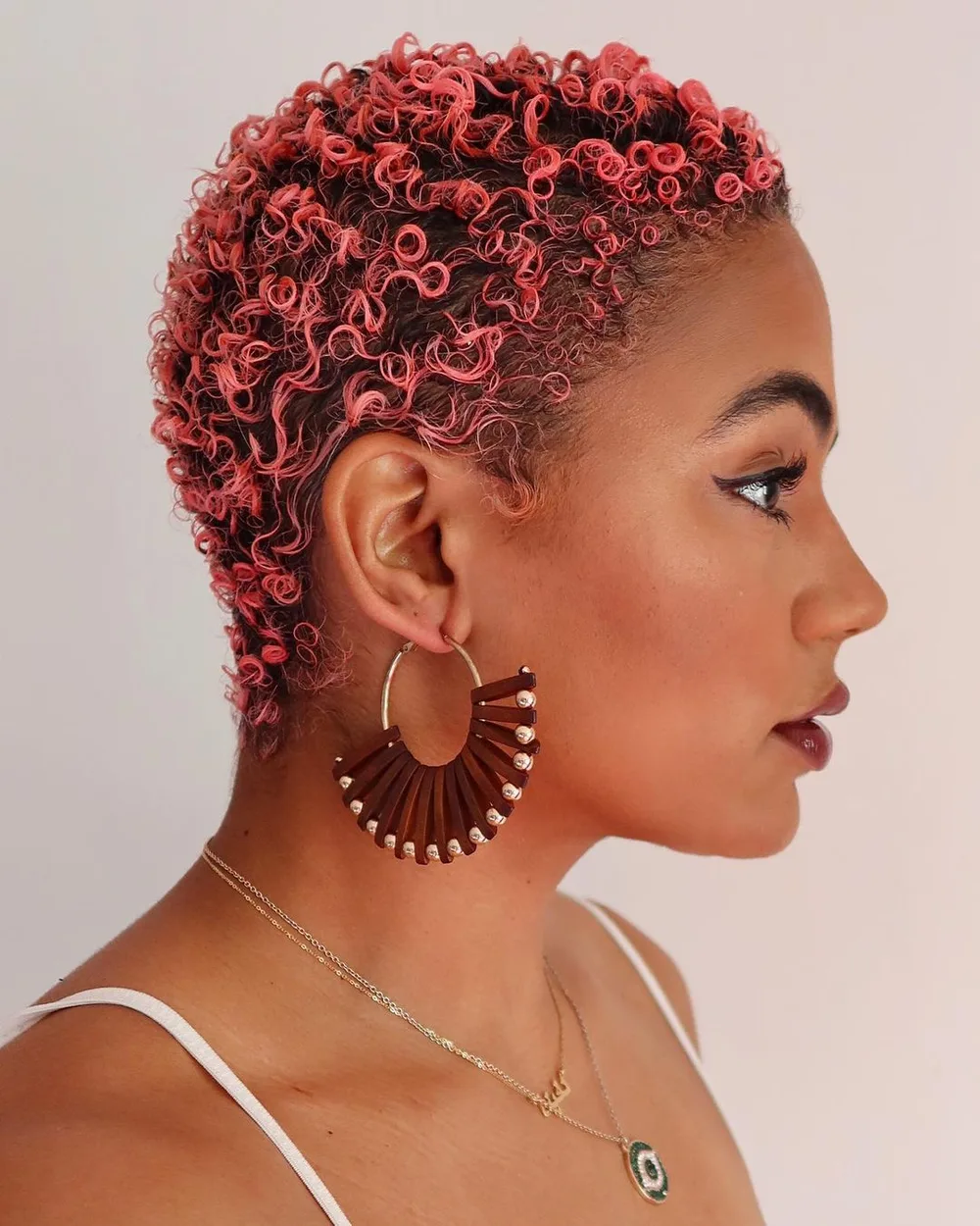 Coupe très courte sur cheveux crépus avec pointes colorées