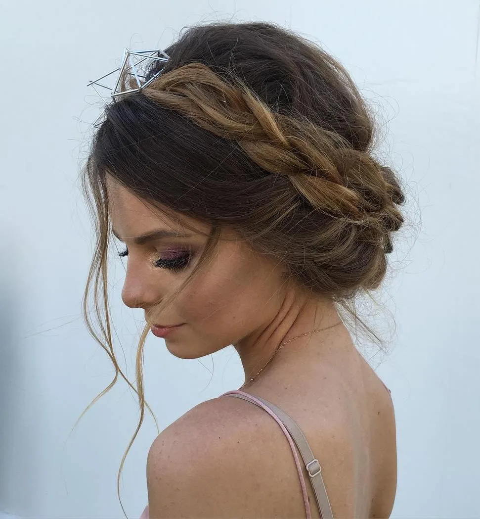 Couronne milkmaid tressée avec bouffant sur cheveux longs