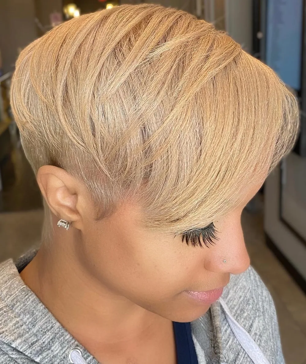 Crop blond beurré à nuque courte et longue frange