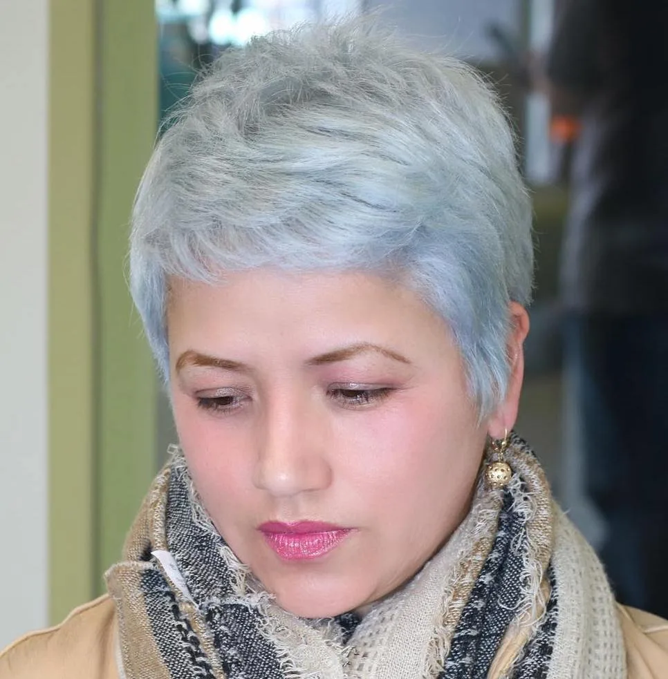 Crop gris naturel court et facile à vivre