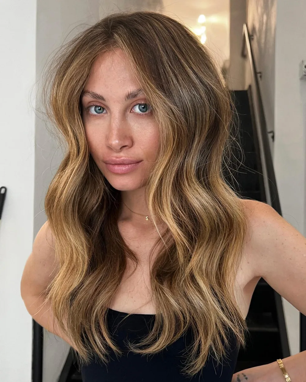 Dark honey blonde mêlant miel doré et brun doux, mèches encadrantes