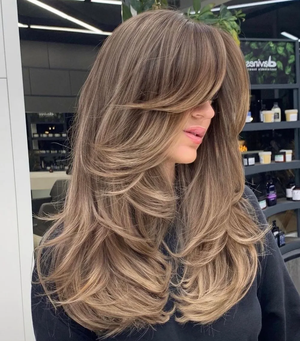 Dégradé cascade sur cheveux longs épais avec effet de couches superposées
