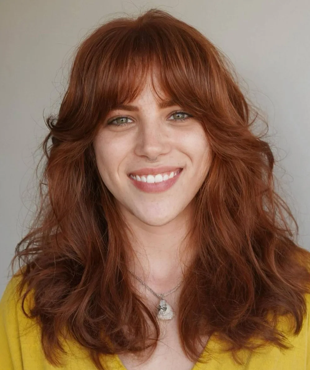 Dégradé cuivré mi-long avec frange encadrant le visage