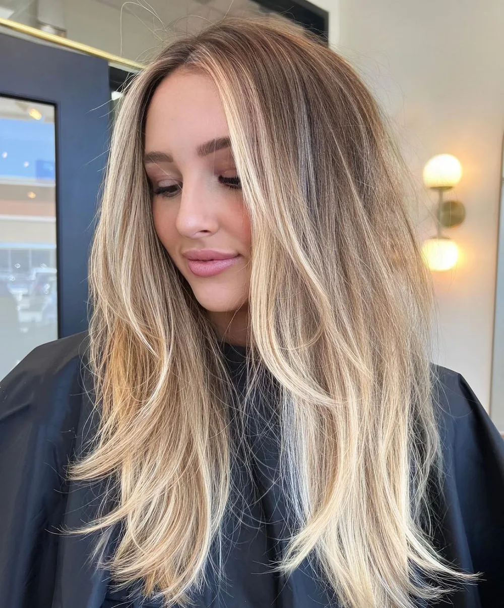 Dégradé long avec couches encadrantes et balayage pour cheveux fins