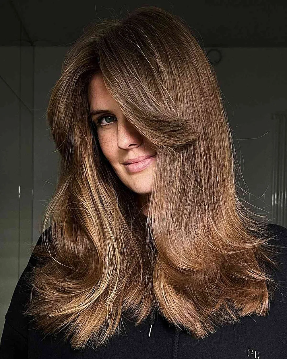 Dégradé plumeux avec frange rideau longue sur cheveux épais