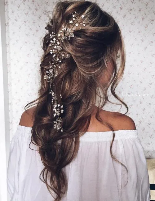 Demi-attache aérienne avec boucles cascadant et barrette