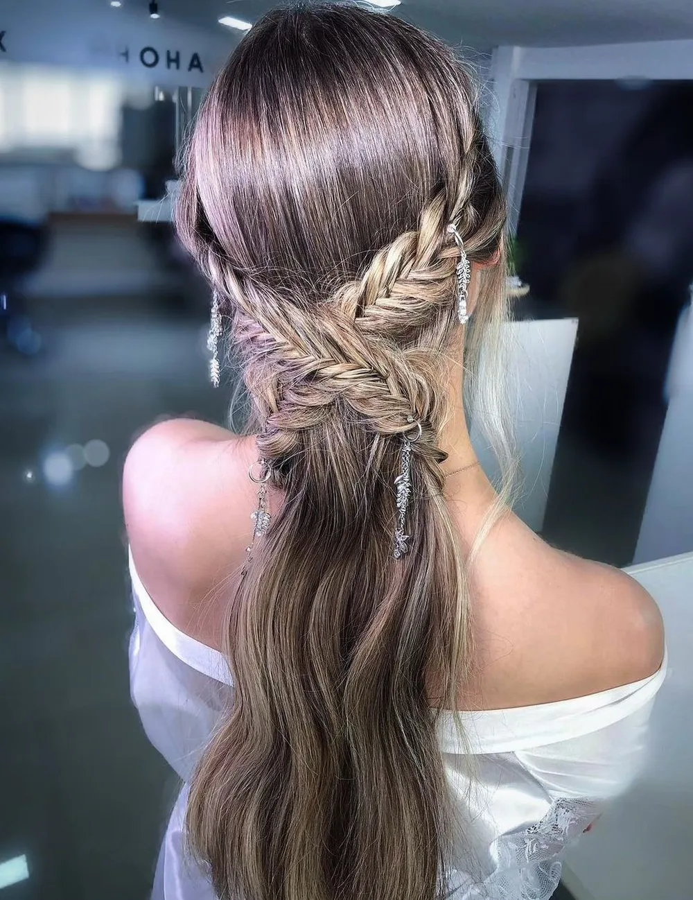 Demi-attache aux tresses croisées et bijou de cheveux