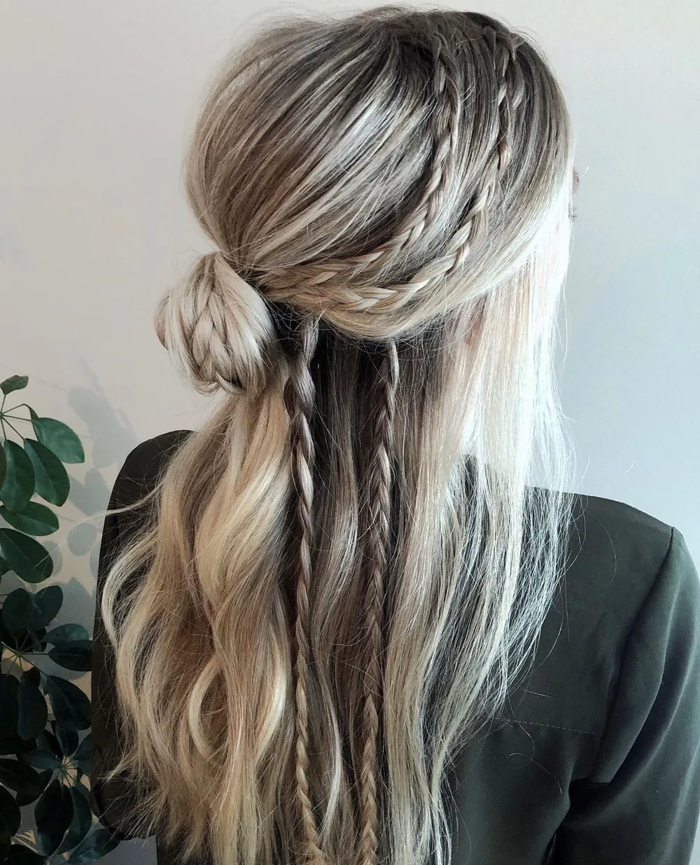 Demi-attache en chignon avec micro-tresses
