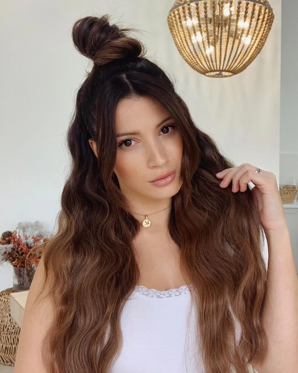 Demi-attache en top knot flou sur cheveux longs