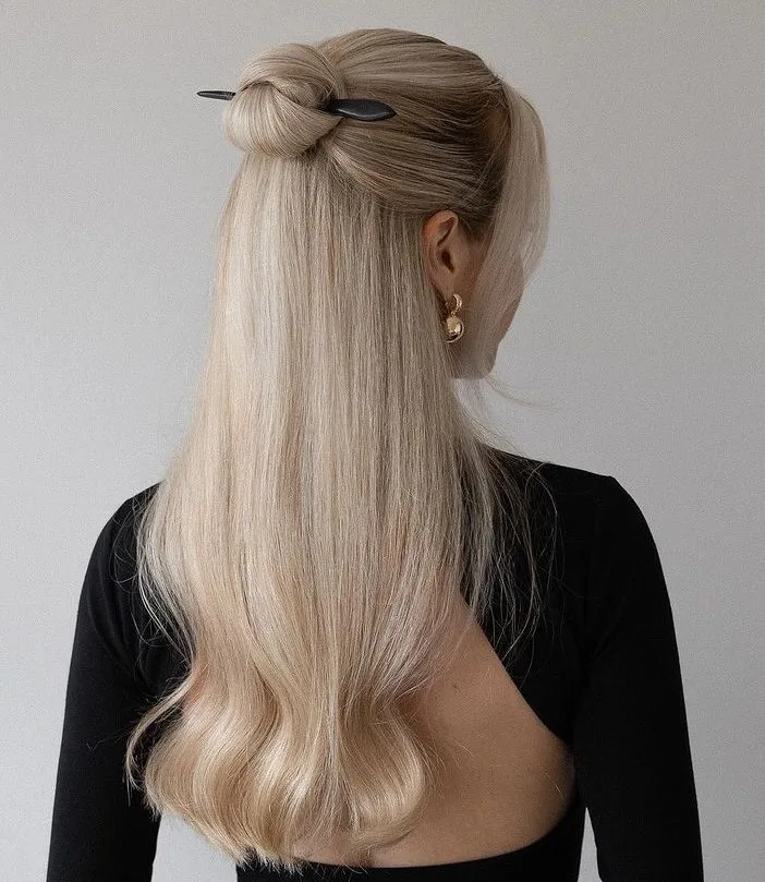 Demi-attache maintenue par une baguette à cheveux
