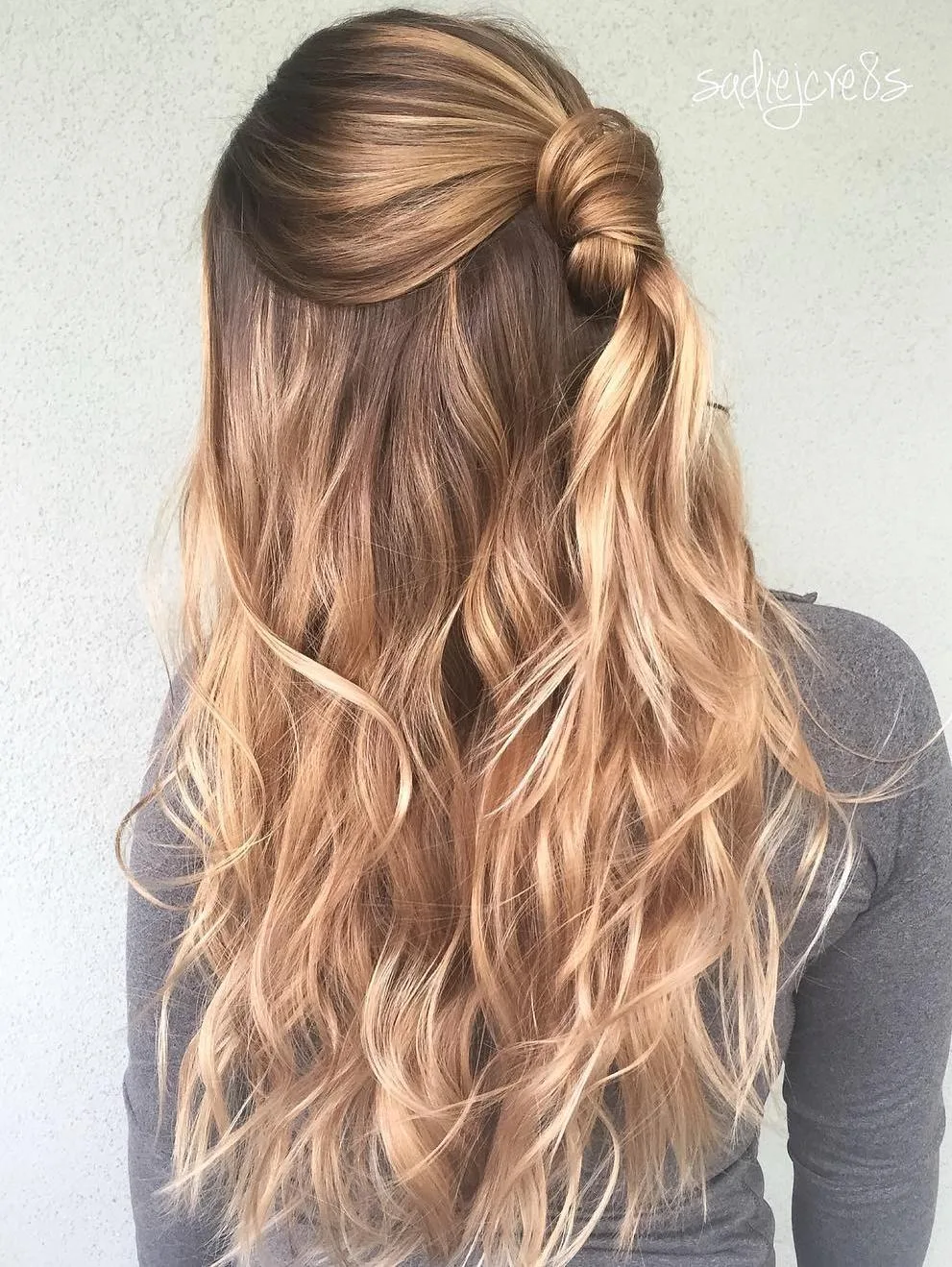 Demi-attache nouée sur cheveux longs ondulés
